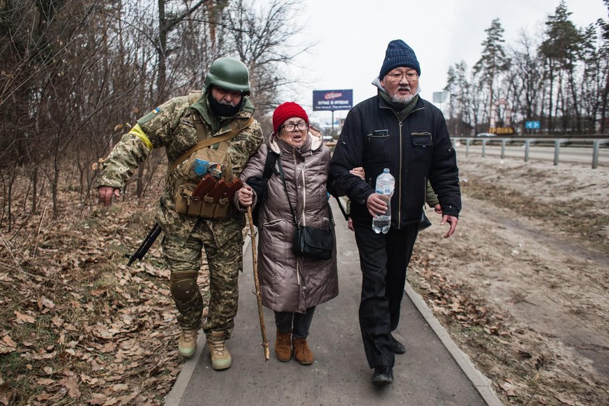 Irpin, Ukraine, Civilians leaving the city