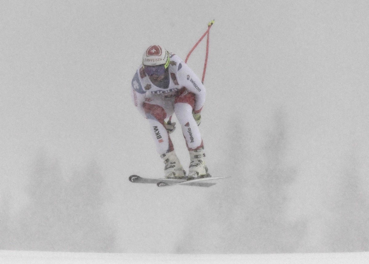 epa07355133 Beat Feuz of Switzerland speeds down the slope during the Men's Downhill race at the FIS Alpine Skiing World Championships in Are, Sweden, 09 February 2019. EPA/CHRISTIAN BRUNA