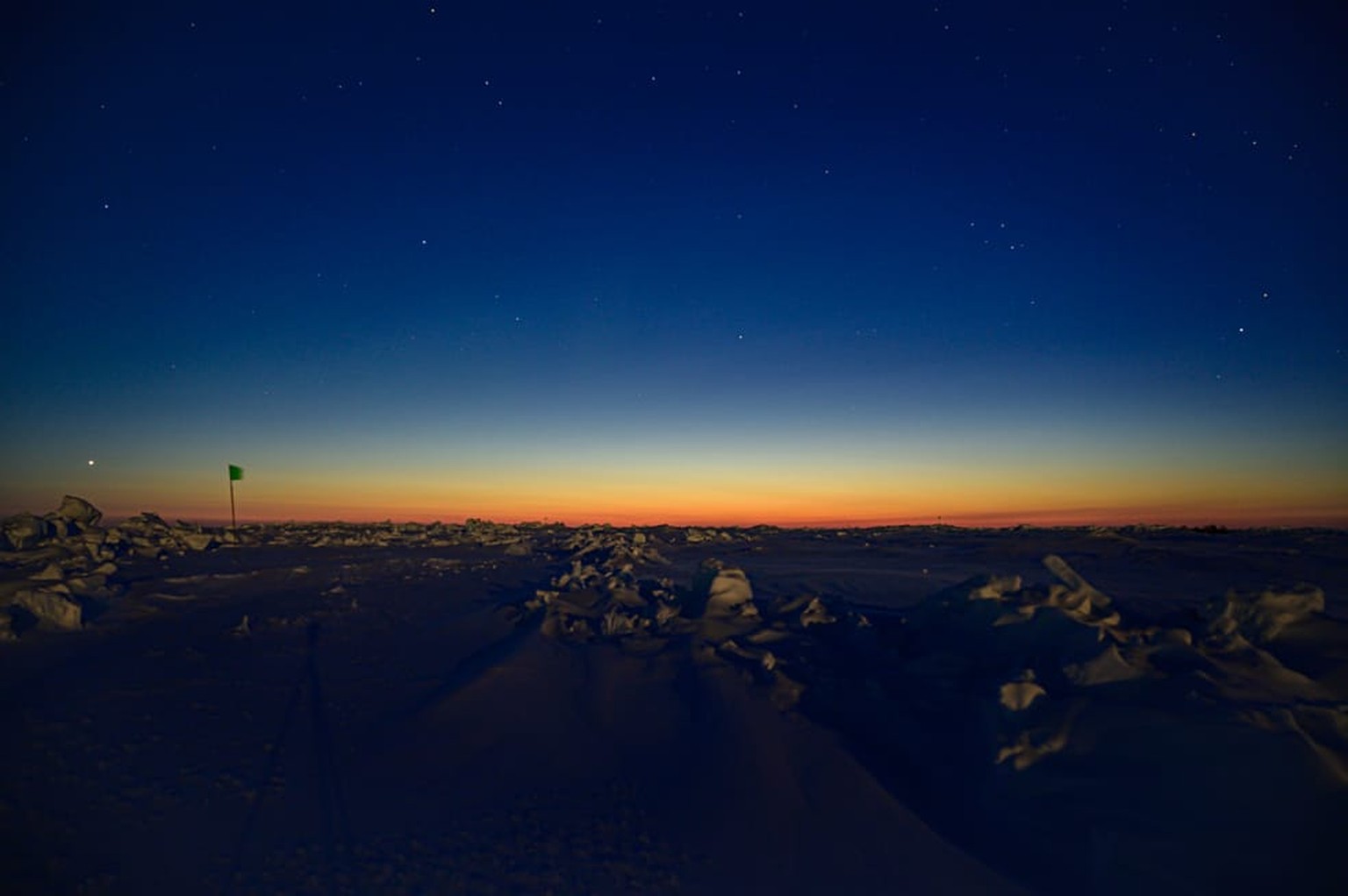 Die erste Morgendämmerung nach Wochen der Dunkelheit für Ivo Beck, ca. am 11. Februar von der «Polarstern» aus gesehen.