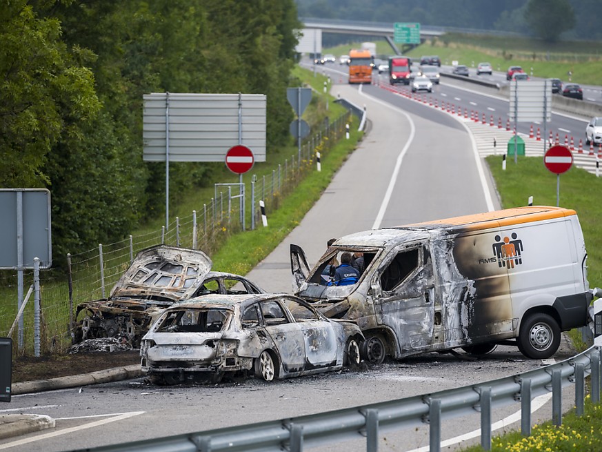 Drei Fahrzeuge brannten nach dem Überfall auf einen Geldtransporter auf der Ausfahrt der Autobahn A1 bei La Sarraz aus.