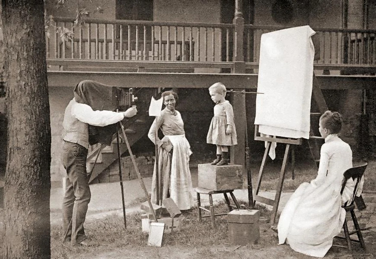 The posing stand was a device that held the head in place to avoid movement during the photo shot. Despite what is belived this was not used in &quot;memento mori&quot; as they lacked strength to hold ...