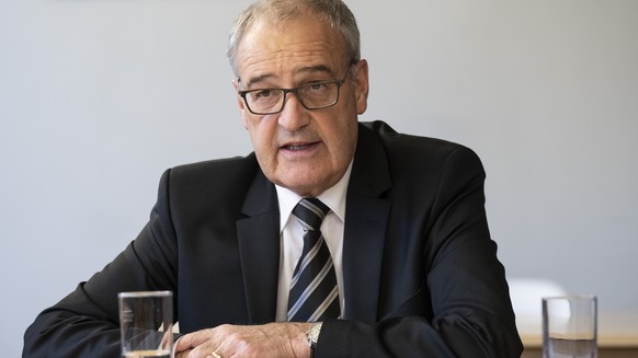 Bundesrat Guy Parmelin spricht an einer Medienkonferenz ueber das wohnen in Berggebieten, am Montag, 31. Oktober 2022, in Bern. Die von Parmelin eingesetzte Begleitgruppe Berggebiete zeigt in einem Le ...