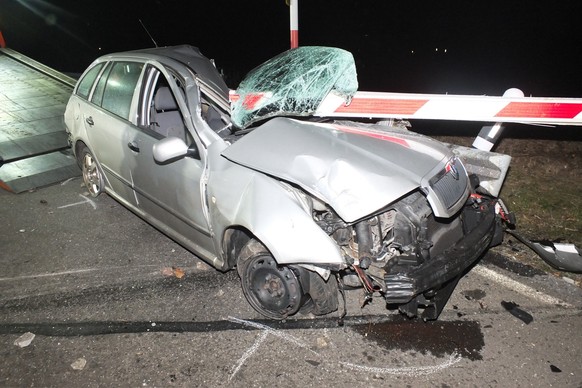 Der Fahrer konnte zum Glück das Auto noch unverletzt verlassen.