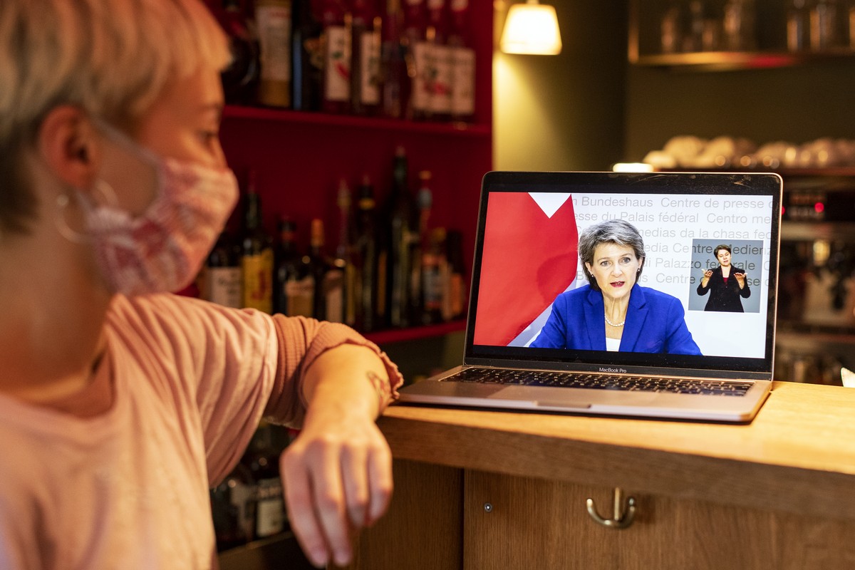 Lynn verfolgt die Bundesrats-Medienkonferenz in Lina's Bar in Winterthur, aufgenommen am Mittwoch, 28. Oktober 2020. Am Mittwoch verschaerfte der Bundesrat die Massnahmen, um gegen die steigenden ...
