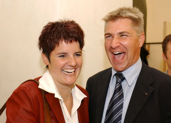 Der bisherige St. Galler SVP Nationalrat Toni Brunner, rechts, und seine Parteikollegin und neue Kandidatin Jasmin Hutter, links, freuen sich ueber ihre Wahl, am Sonntag, 19. Oktober 2003, im Pfalzkel ...