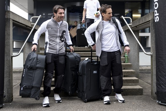 General Manager Lars Weibel, links, und Trainer Partick Fischer, rechts, mit ihren Koffern nach der Kleiderabgabe des Maenner Eishockey Teams von Swiss Olympic fuer die Olympischen Spiele 2026 in Ital ...