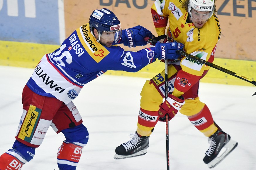 Der Klotener Daniele Grassi, links, gegen den Bieler Nicholas Steiner, rechts, beim Eishockeyspiel der National League EHC Kloten gegen den EHC Biel in Kloten am Samstag, 16. Dezember 2017. (KEYSTONE/ ...