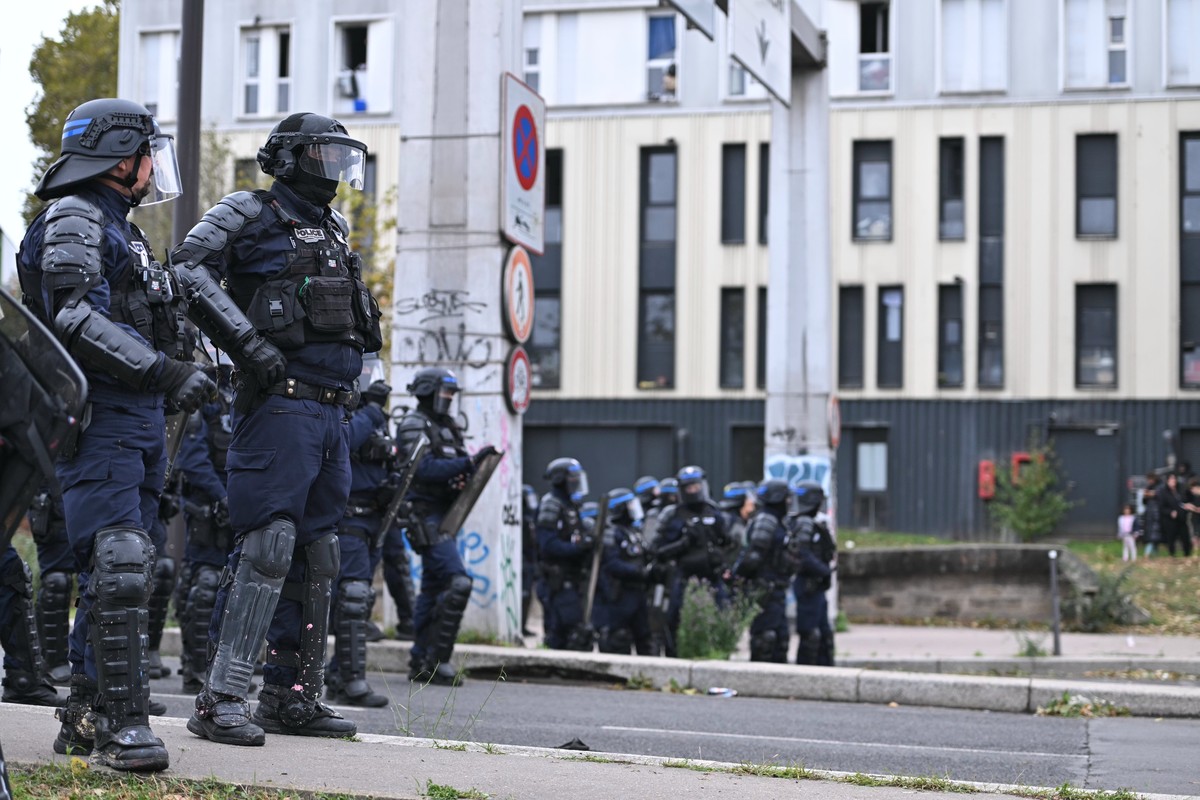 KEYPIX - epa13328019 French riot police officers stand in front of a demonstration against rising living costs and cuts to public services in Paris, France, 24 October 2026. Some 70,000 police and sec ...