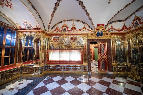 ARCHIV - 29.04.2020, Sachsen, Dresden: Eine bei einem Einbruch besch�digte Vitrine im Juwelenzimmer im Historischen Gr�nen Gew�lbe im Dresdner Schloss der Staatlichen Kunstsammlungen Dresden (SKD). (z ...