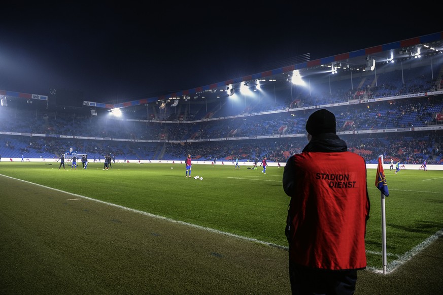 Das Licht mit samt Flutlicht im ganzen Stadion geht vor dem Fussball Meisterschaftsspiel der Super League zwischen dem FC Basel 1893 und dem FC Zuerich im Stadion St. Jakob-Park in Basel aus, am Samst ...