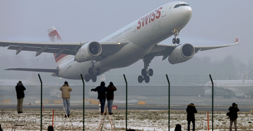 Plane spotters take pictures as an Airbus A333-300 passenger jet of Swiss arline takes off from Zurich Airport, Switzerland January 21, 2016. REUTERS/Arnd Wiegmann TPX IMAGES OF THE DAY