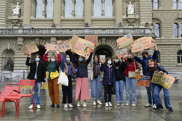 Aktivisten mit Plakaten protestieren vor dem Bundeshaus, waehrend der Aktion &#039;&#039;Strike for Future&#039;&#039;, am Freitag 21. Mai 2021, in Bern. Zum &#039;&#039;Strike for Future&#039;&#039;  ...