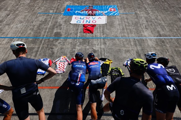 epa10709321 Riders and friends attend a mourning celebration to honor deceased racer Gino Maeder of Switzerland on the open cycling track in Zurich Oerlikon, Switzerland, Switzerland, 24 June 2023. Gi ...