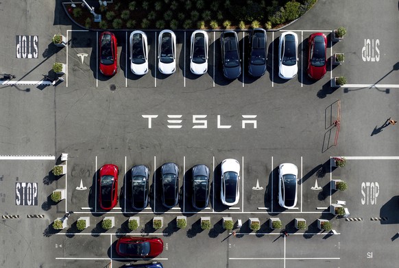 Tesla vehicles line a parking lot at the company&#039;s Fremont, Calif., factory as Israeli Prime Minister Benjamin Netanyahu visits the facility on Monday, Sept. 18, 2023. (AP Photo/Noah Berger)