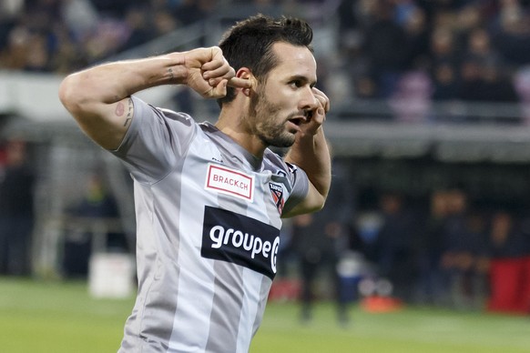 Xamax&#039;s midfielder Raphael Nuzzolo celebrates his goal after scoring the 1:1, during the Challenge League soccer match of Swiss Championship between Servette FC and Neuchatel Xamax FCS, at the St ...