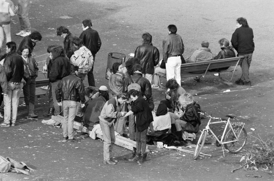 Drogenszene auf dem Platzspitzareal in Zuerich, aufgenommen im Juni 1990. (KEYSTONE/Martin Ruetschi)