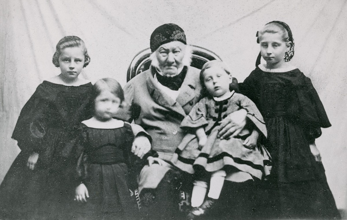 Jakob Ziegler-Pellis mit seinen Enkelkindern (von links): Anna Ziegler, Gertrud Hasler, Henry Ziegler und Leonie Ernst, um 1861.
https://www.winterthur-glossar.ch/sammlung-winterthur