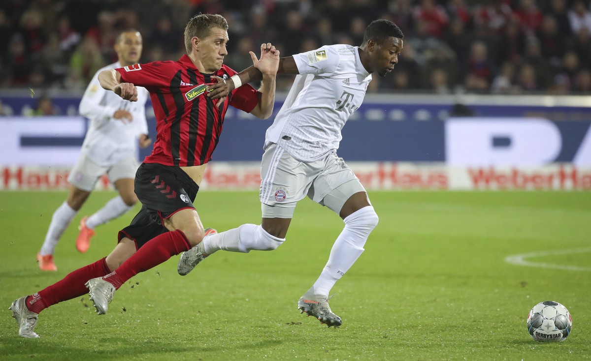 epa08080238 Freiburg's Nils Petersen (L) in action against Bayern's David Alaba (R) during the German Bundesliga soccer match between SC Freiburg vs FC Bayern Munich in Freiburg, Germany, 18 ...