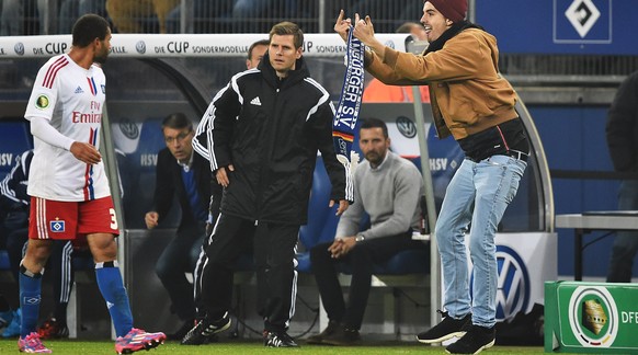 Nur Verlierer in Hamburg: Die Mannschaft unterliegt Bayern 1:3, dieser Fan seinen Anstand.