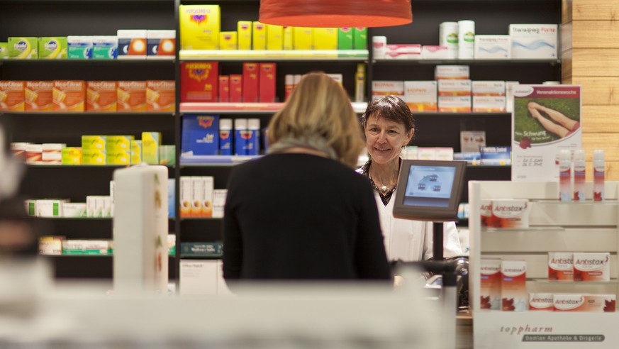 An employee of &quot;Damian&quot; pharmacy talks to a customer, pictured on May 21, 2012, in Nussbaumen in the canton of Aargau, Switzerland. (KEYSTONE/Gaetan Bally)

Eine Mitarbeiterin der Damian Apo ...