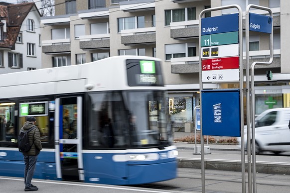 Eine Linien- und Haltestellentafel mit der Tramlinie 11, N11, SN18 und S18 bei der Haltestelle Balgrist aufgenommen am Donnerstag, 4. Dezember 2025, in Zuerich. Am Sonntag, 14. Dezember 2025 findet de ...