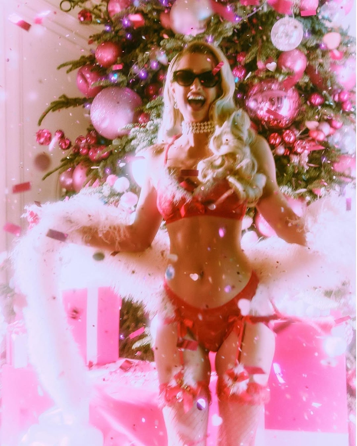 Nue sous le sapin, Paris Hilton divise la Toile