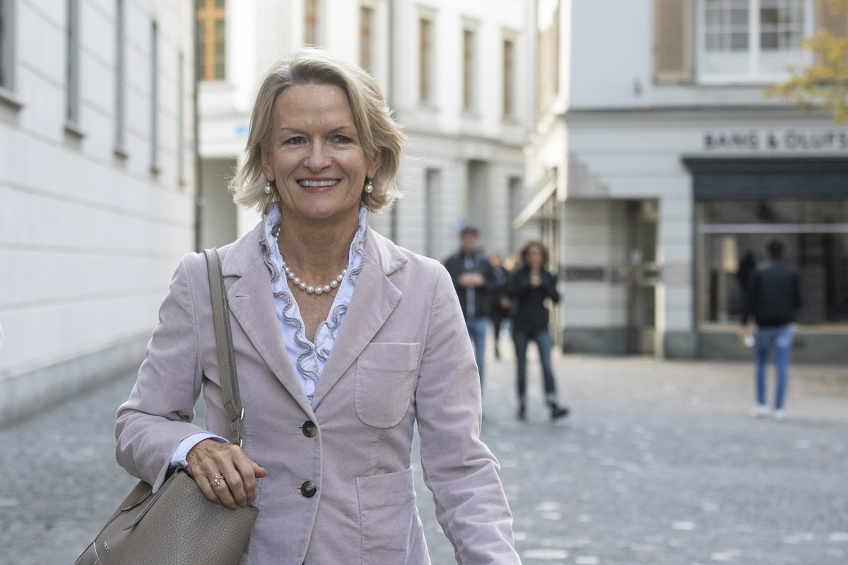 Die wiedergewaehlte Luzerner Staenderaetin, Andrea Gmuer, Mitte Partei, bei den Staenderatswahlen des Kanton Luzern im Regierungsgebaeude von Luzern anlaesslich den Eidgenoessischen Wahlen, am Sonntag ...