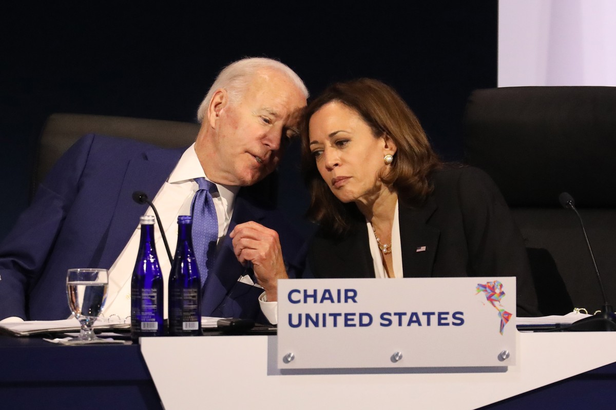 epa10005015 US President Joe Biden (L) and Vice President Kamala Harris attend the Plenary at the IX Summit of the Americas in Los Angeles, California, USA, 09 June 2022. EPA/DAVID SWANSON / POOL