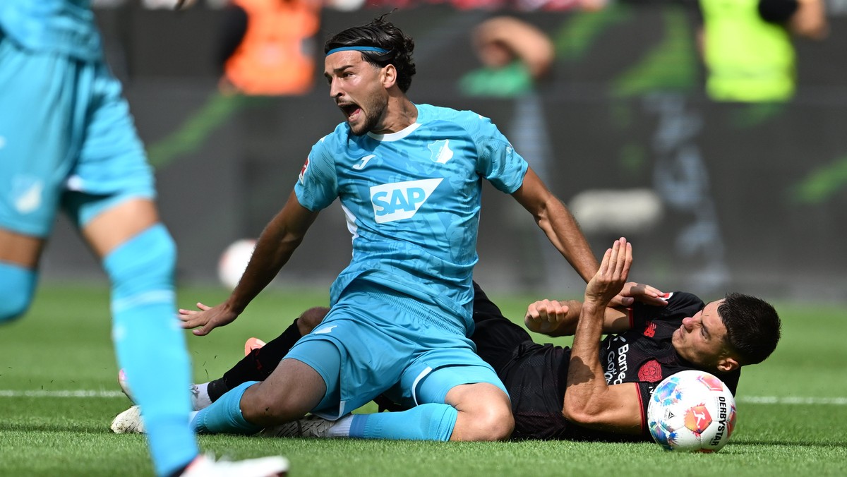epa12318306 Leon Avdullahu of TSG Hoffenheim (L) in action against Patrik Schick of Bayer Leverkusen (R) during the German Bundesliga soccer match between Bayer 04 Leverkusen and TSG Hoffenheim in Lev ...