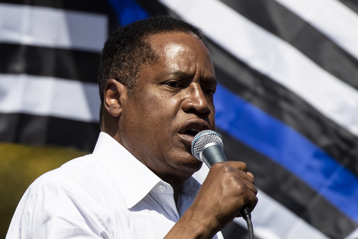 epa09452337 American conservative talk radio host and gubernatorial election candidate, Larry Elder delivers a speech during a pro California gubernatorial recall rally at the Thousand Oaks Mall in Th ...