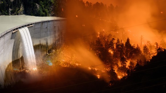 Im Wallis wÃ¼tet gerade Ã¼ber der Gemeinde Bitsch am Dienstag, 18. Juli, ein Waldbrand. Die LÃ¶scharbeiten dauern an.