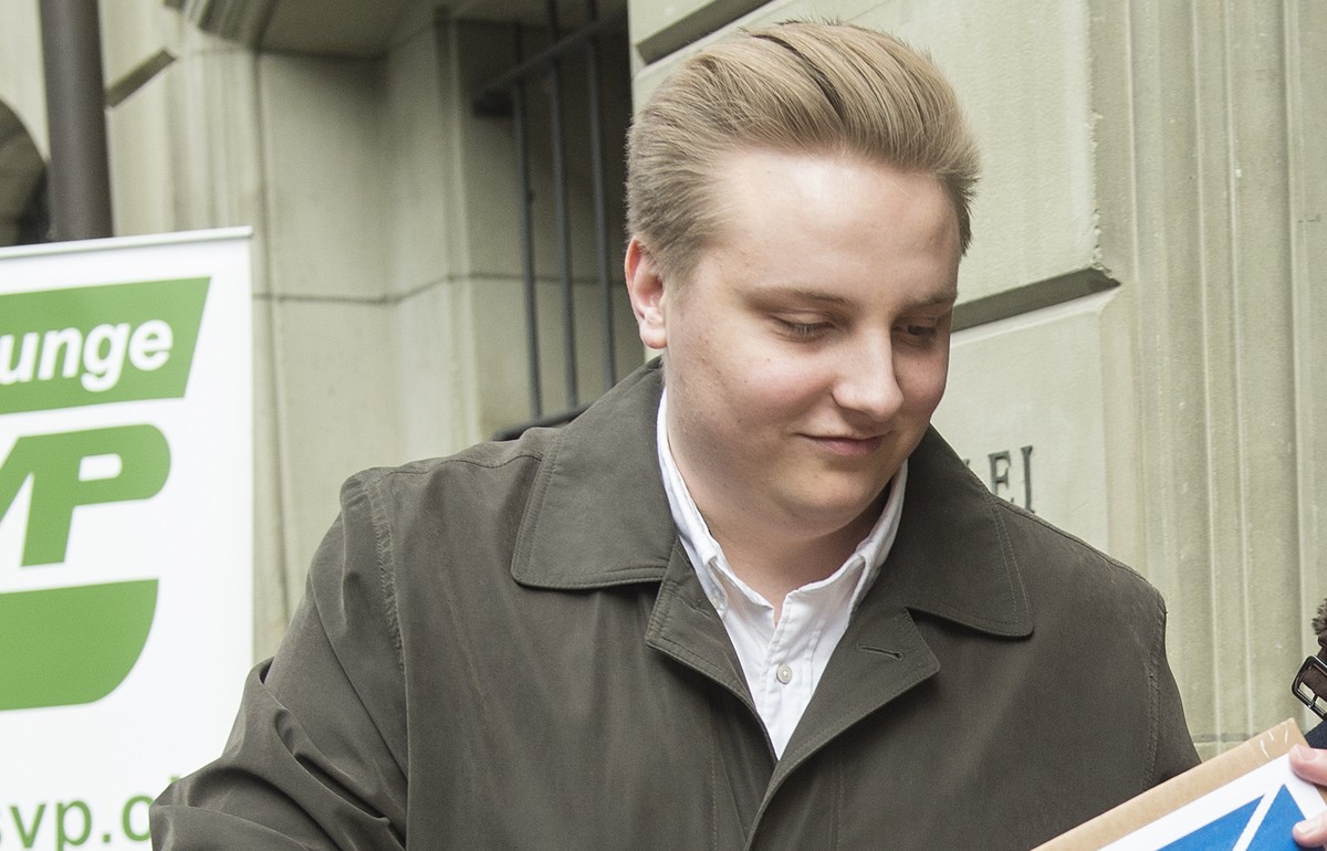 Nils Fiechter, Erich Hess, Nationalrat, von links, Junge SVP Kanton Bern, uebergeben die 17'511 Unterschriften fuer die kantonale Volksinitiative "Keine Steuergelder fuer Reithalle", am ...