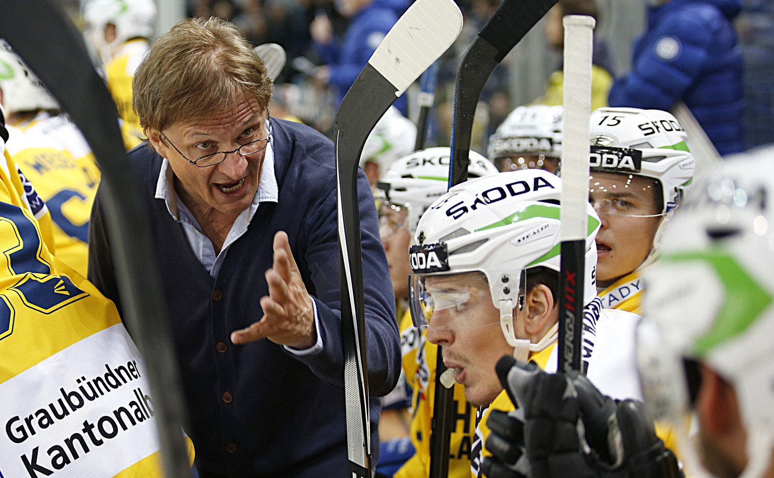 Arno del Curto bleibt der grosse Weibler an der HCD-Bande.