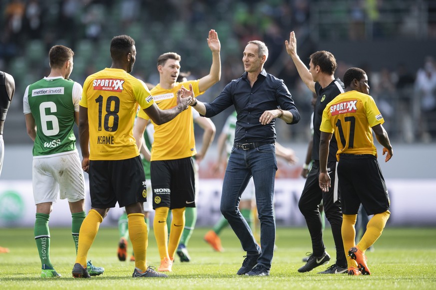 Berner Trainer Adi Huetter gratuerliert seinen Spielern nach dem Fussball Super-League Spiel zwischen dem FC St. Gallen und den BSC Young Boys aufgenommen am Sonntag, 8. April 2018, im Kybunpark in St ...