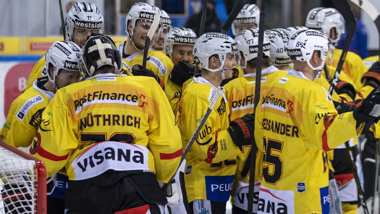 SC Bern Torhueter Philip Wuethrich, links, und seine Mitspieler feiern ihren Sieg nach dem Eishockey-Meisterschaftsspiel der National League zwischen den SC Rapperswil-Jona Lakers und dem SC Bern am D ...