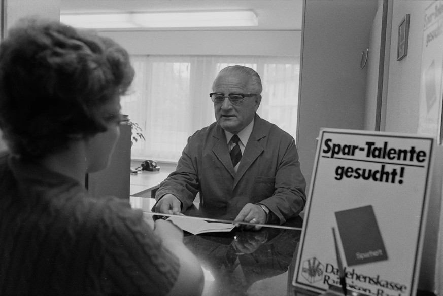 «Spar-Talente gesucht!» am Schalter der Raiffeisenkasse in Ganterschwil SG, 1975.
http://doi.org/10.3932/ethz-a-001044604