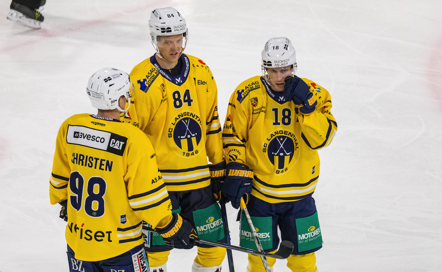 Kloten, Schweiz - 23. Februar 2022: Die drei Spieler 98 Luca Christen, 84 Eero Elo und 18 Marc Kämpf besprechen sich miteinandner. Eishockey *** Kloten, Switzerland 23 February 2022 The three players  ...