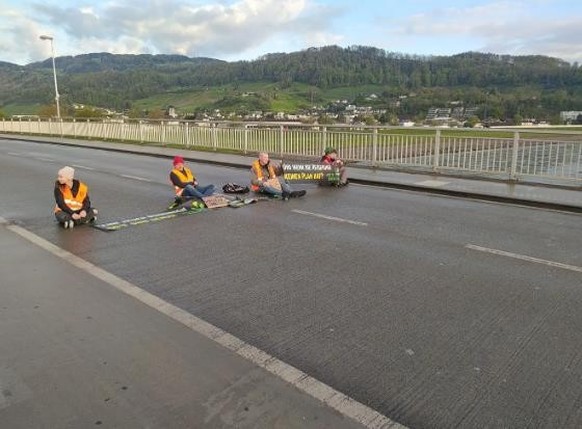 Hier haben sich Aktivsten am Grenzübergang festgeklebt.