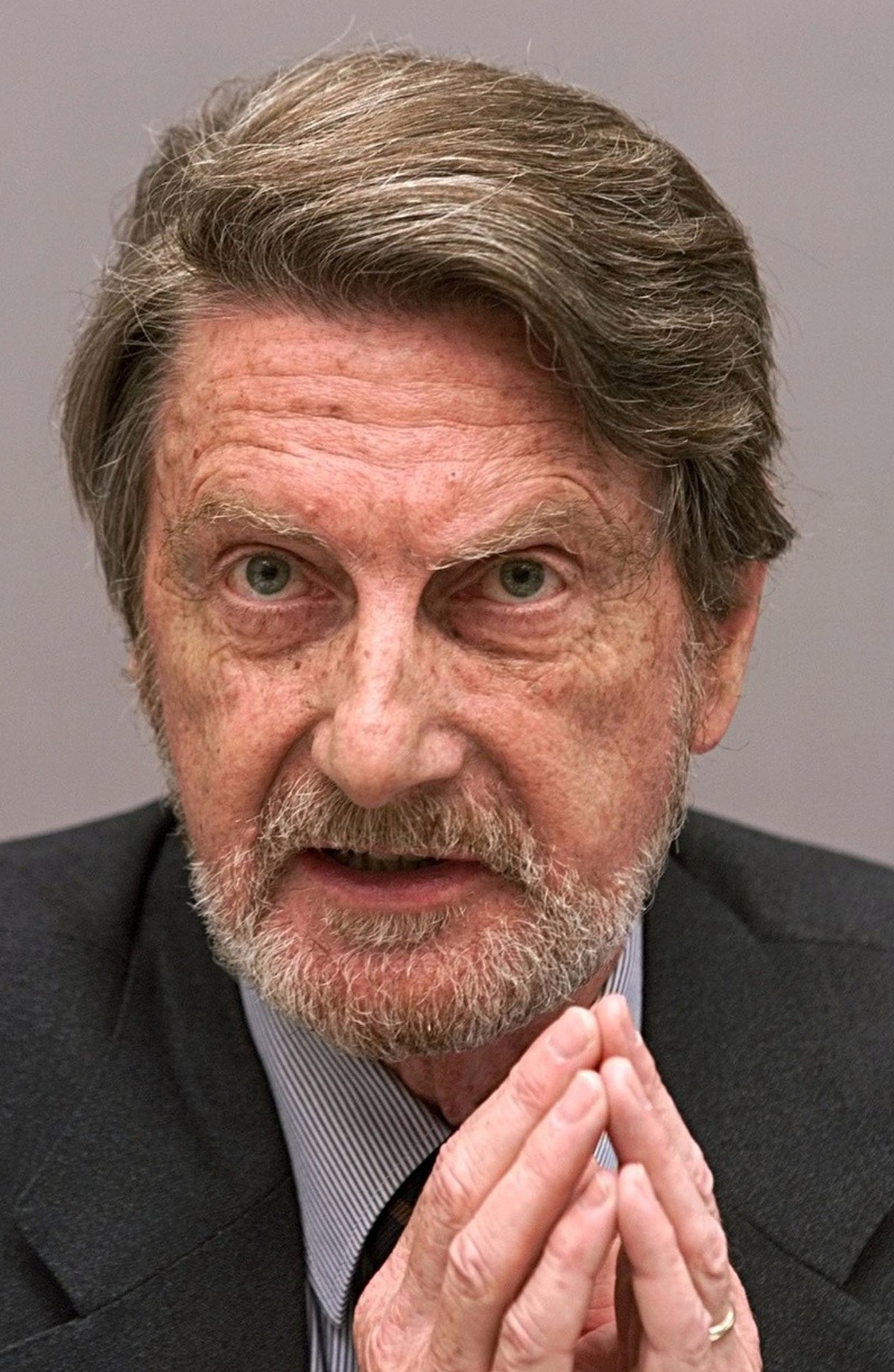 Ambros Uchtenhagen, Direktor des Instituts fuer Suchtforschung in Zuerich, erlaeutert am Freitag, 16. April 1999 in Bern die wissenschaftliche Sicht der aerztlichen Heroinverschreibung.(KEYSTONE/Ales ...