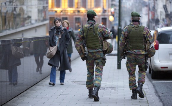 Zwei belgische Soldaten patrouillieren zum Schutz der EU-Aussenminister in Brüssel.