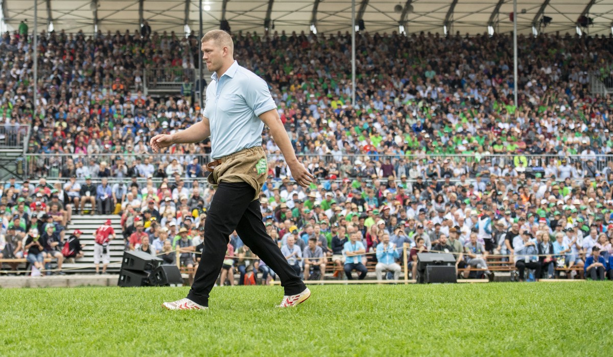Pirmin Reichmuth auf dem Weg zum Schwingerbrunnen im 5. Gang am Eidgenoessischen Schwing- und Aelplerfest (ESAF) in Pratteln, am Sonntag, 28. August 2022. (KEYSTONE/Urs Flueeler).