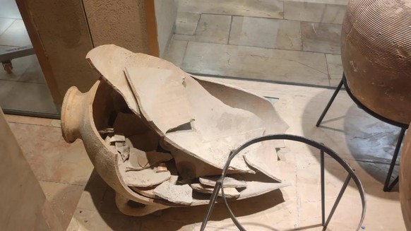 Zerbrochene 3500 Jahre alte Vase im «Hecht Museum» in Haifa. 5-Jähriger zerstört sie am 27. August 2024.