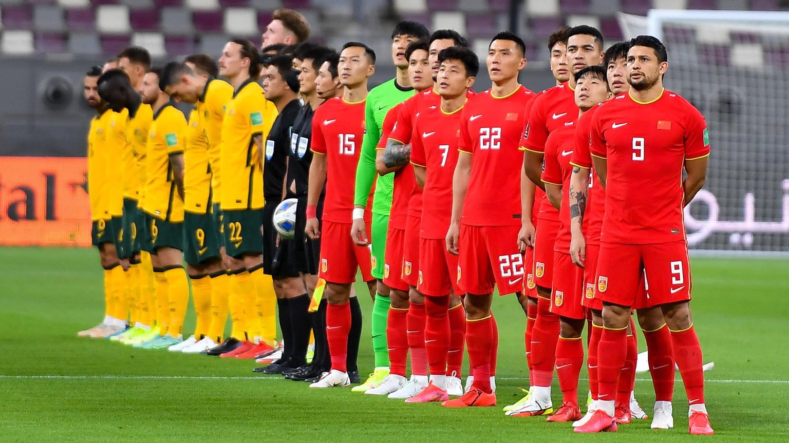 IMAGO / Xinhua

(210903) -- DOHA, Sept. 3, 2021 -- Australia s players and China s players line up before the FIFA World Cup, WM, Weltmeisterschaft, Fussball Qatar 2022 Asian qualification football ma ...