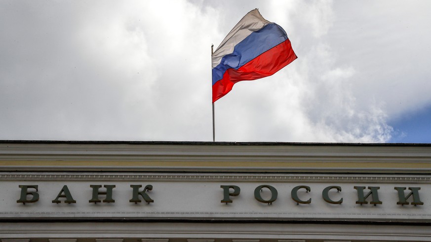 epa10086117 The Russian flag flies atop the Russian Central Bank&#039;s headquarters in Moscow, Russia, 22 July 2022. The central bank&#039;s Board of Directors decided to cut the key rate by another  ...