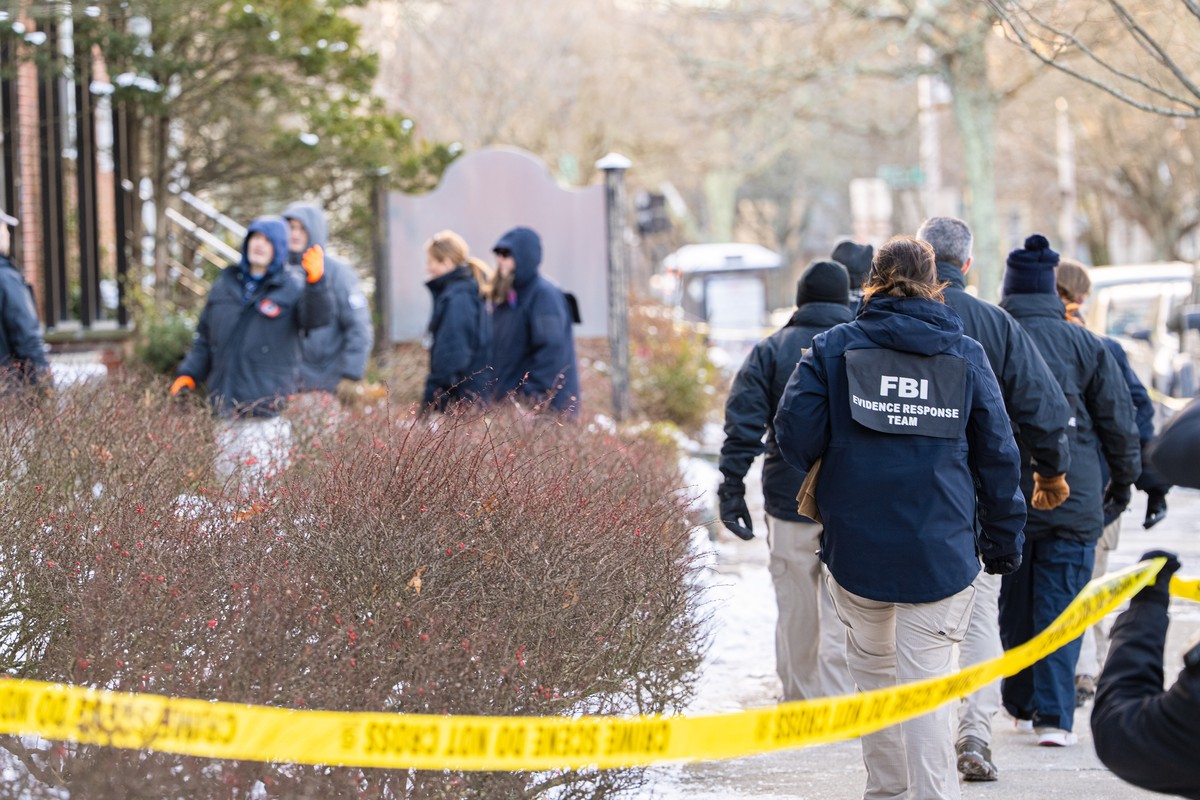 epa12595325 FBI agents investigate blocked off buildings near The Barus and Holley building at Brown University in Providence, Rhode Island, USA, 15 December 2025. The gunman remains at large followin ...
