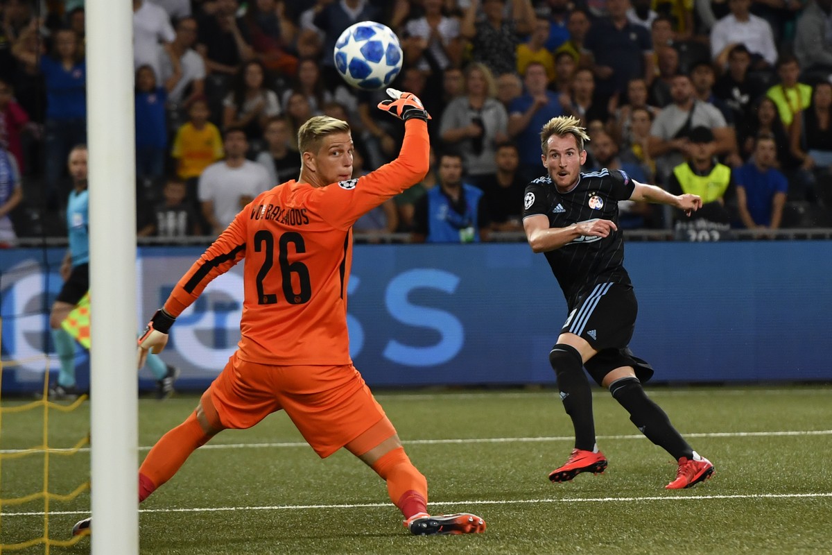 Young Boys goalkeeper David Von Ballmoos, left, opposes Dinamo Zagreb's Izet Hajrovic, right, during the Champions League playoff match between Switzerland's Young Boys and Croatia's Di ...