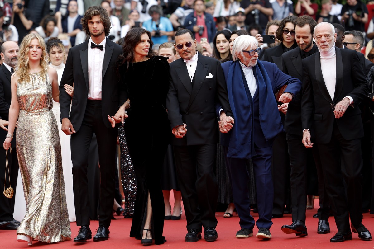 epa10632275 (L-R) Pauline Pollmann, Diego Le Fur, Maiwenn, Johnny Depp, Pierre Richard, and Pascal Greggory arrive for the Opening Ceremony of the 76th annual Cannes Film Festival, in Cannes, France,  ...