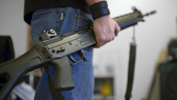 ARCHIV --- ZU DEN PLAENEN DER EU-KOMMISSION, SCHWEIZER STURMGEWEHRE ZU VERBIETEN, STELLEN WIR IHNEN FOLGENDES BILD ZUR VERFUEGUNG --- Ein Mann steht am 27. September 2006 mit seinem Sturmgewehr 90 in  ...