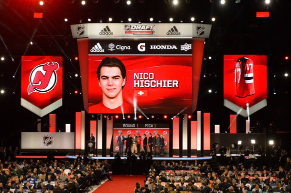 CHICAGO, IL - JUNE 23: The New Jersey Devils select center Nico Hischier with the 1st pick in the first round of the 2017 NHL Eishockey Herren USA Draft on June 23, 2017, at the United Center in Chica ...