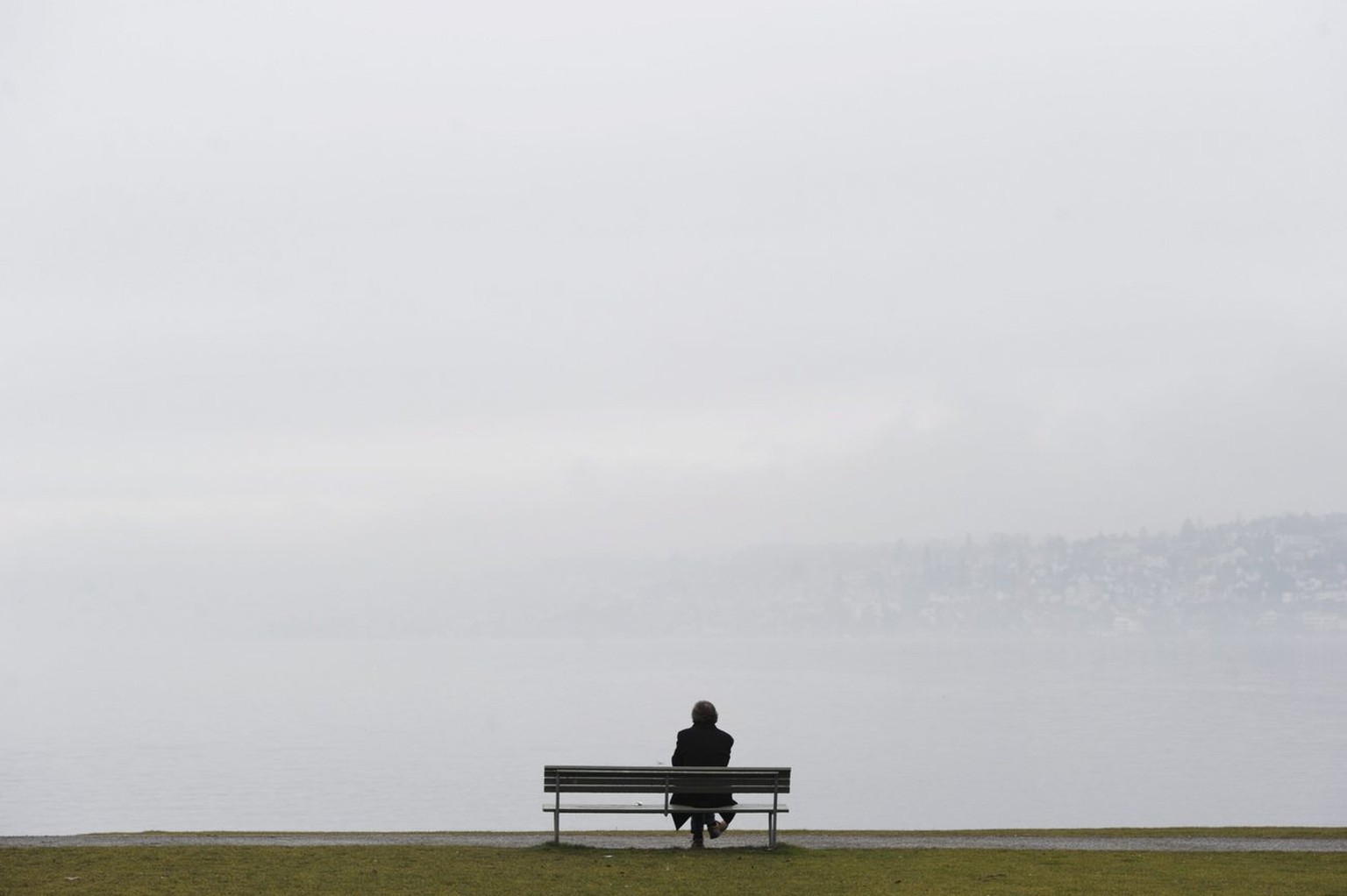 Das Wetter praesentiert sich truebe, grau, nass und kalt, am Freitag, 25. Februar 2011, in Zuerich. (KEYSTONE/Steffen Schmidt)